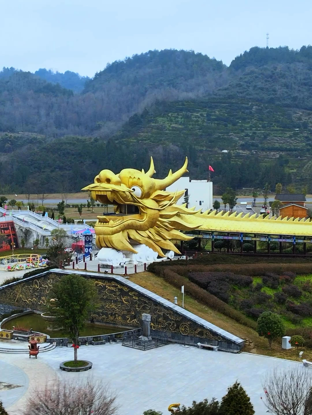 在贵州遵义，有一条长达999米的金龙盘踞在山丘之上，远远望去，非常的壮观。#无人机航拍 #龙腾四海 