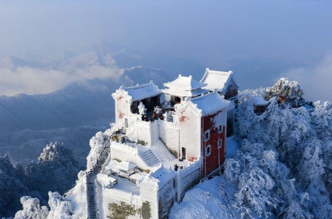 武当山旅游攻略   武当山，位于湖北省西北部，是中国著名的道教圣地之一，也是世界文化遗产地。它以其宏