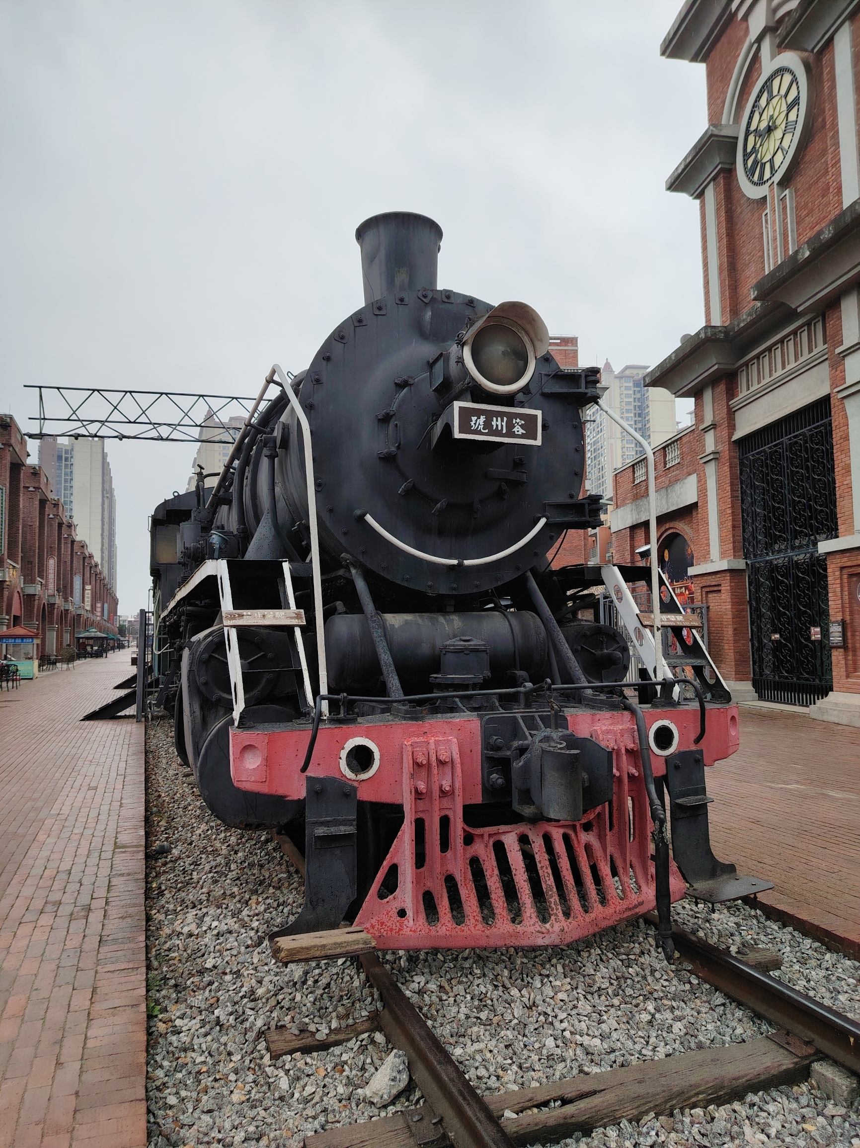 #春天玩点花的 容县民国小镇的街口，有一个旧火车头，1935年，容县人廖百芳修建的广西第一条铁路，火
