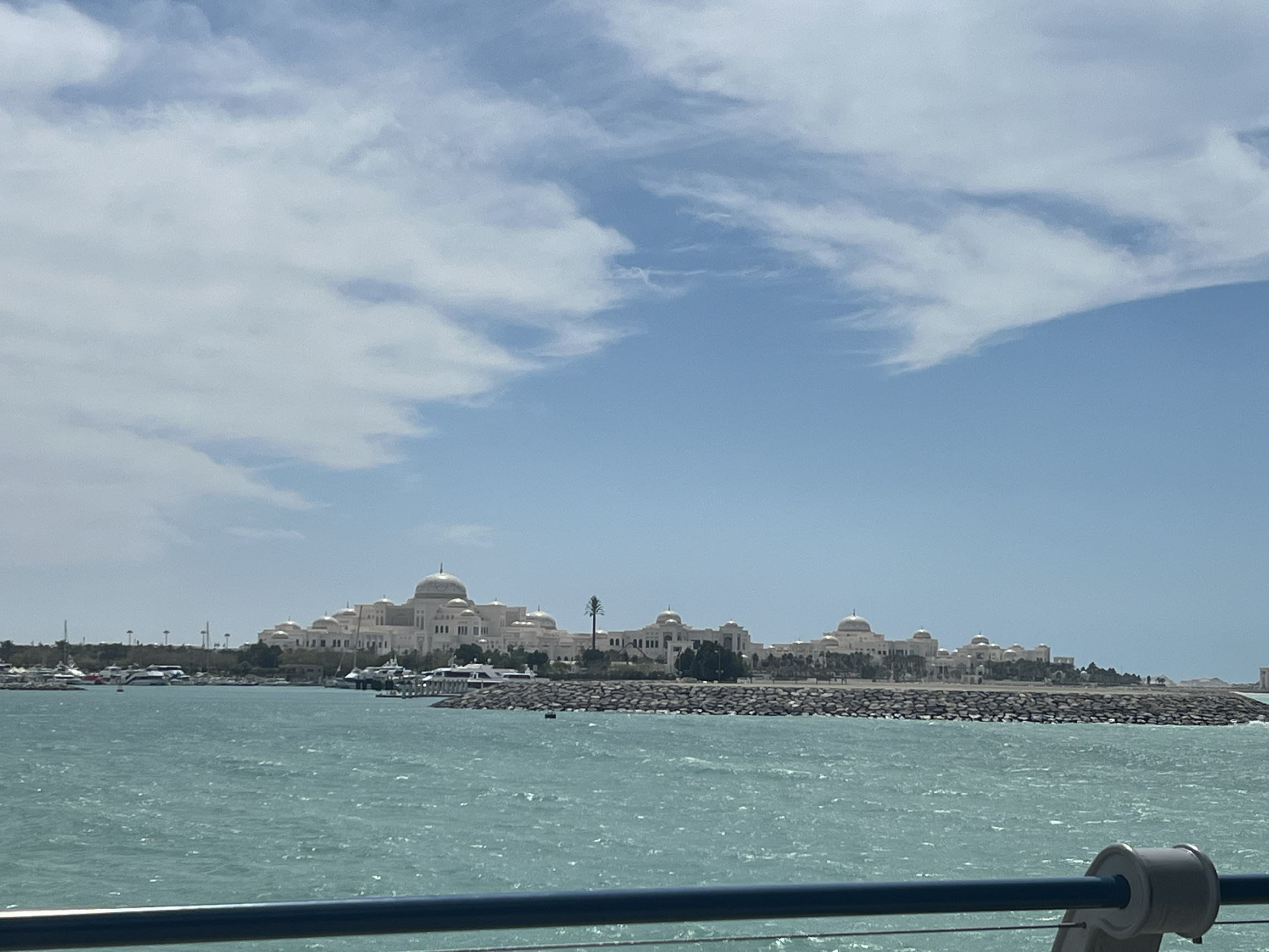 黄金打造的阿布扎比总统府，又叫“国家宫殿”，位于首都阿布扎比北海滩，北面临海，是一座古典式阿拉伯伊斯