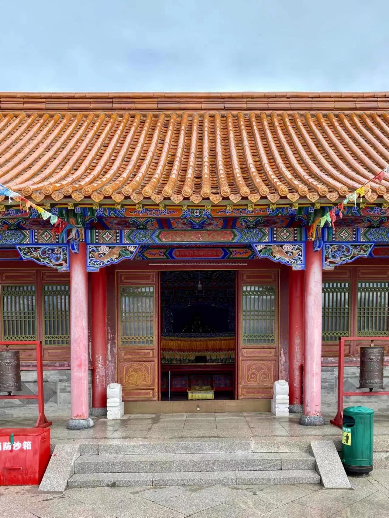 法雷寺创建于隋代。唐开成五年(八四年)时，台顶中心有四间龙堂，置文殊像。内供狮子文殊像。“法是指佛教