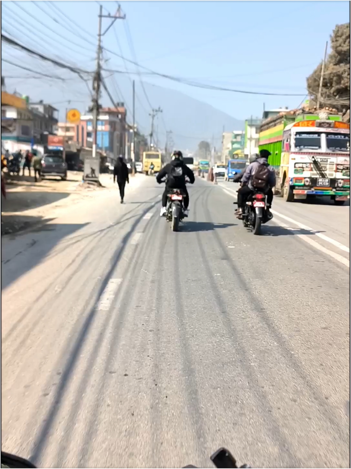 尼泊尔的加德满都坐摩托车去山顶