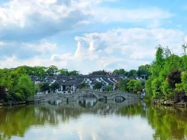 叙永 · 坝上桃花坞 坝上桃花坞位于叙永县江门镇境内，以旅游、餐饮、酒店、养生、文化为一体，是川南唯