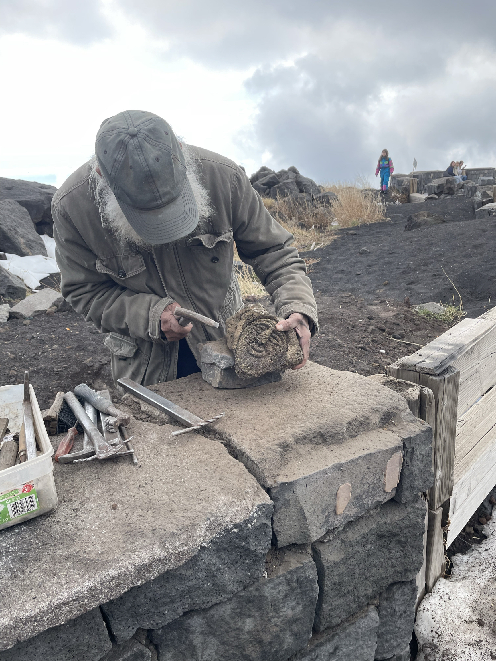埃德纳火山🌋下边的当地雕刻人，材料不用外边采购，随便在山附近捡一个就可以雕刻售卖