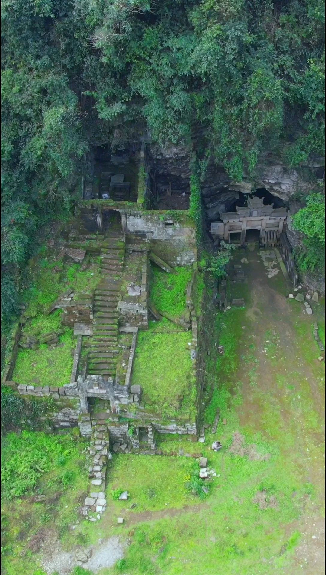 位于四川邻水县有个神秘洞穴名为老龙洞，洞口立有一座牌坊，旁边还有一座残破不堪的古寺，山洞深不可测，具