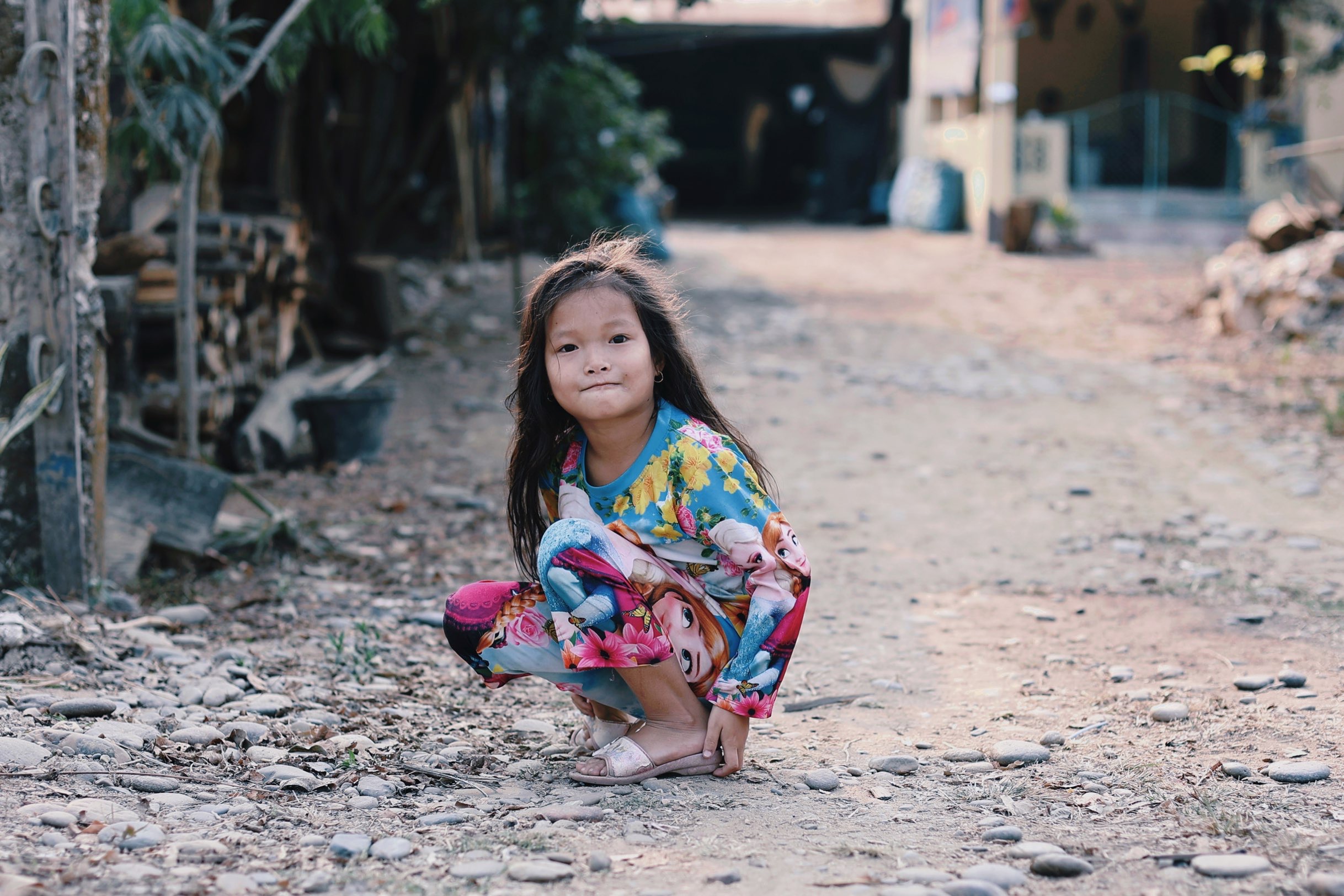 看到老挝的这些小朋友，感觉跟我们小时候有几分的相似，眼前就会浮现出我童年的情景，总有一抹笑颜为我们绽