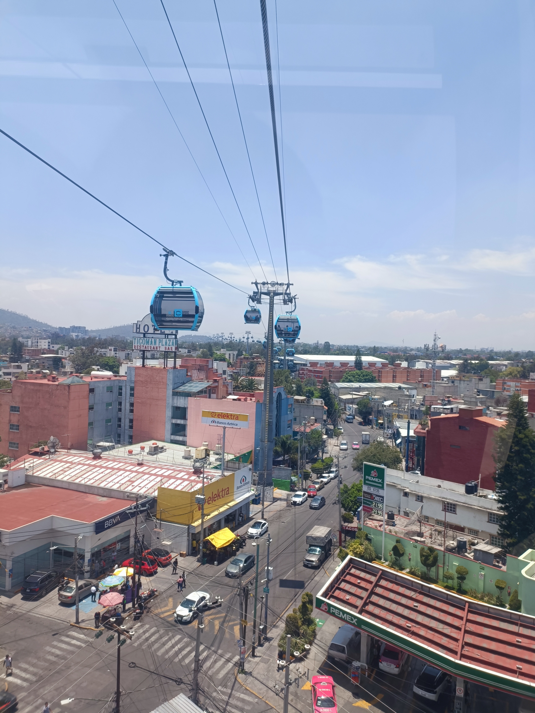 墨西哥城平民区的公共交通缆车 上车只要7比索 可以近距离俯瞰聚集1200万人口的贫民区 体验原汁原味