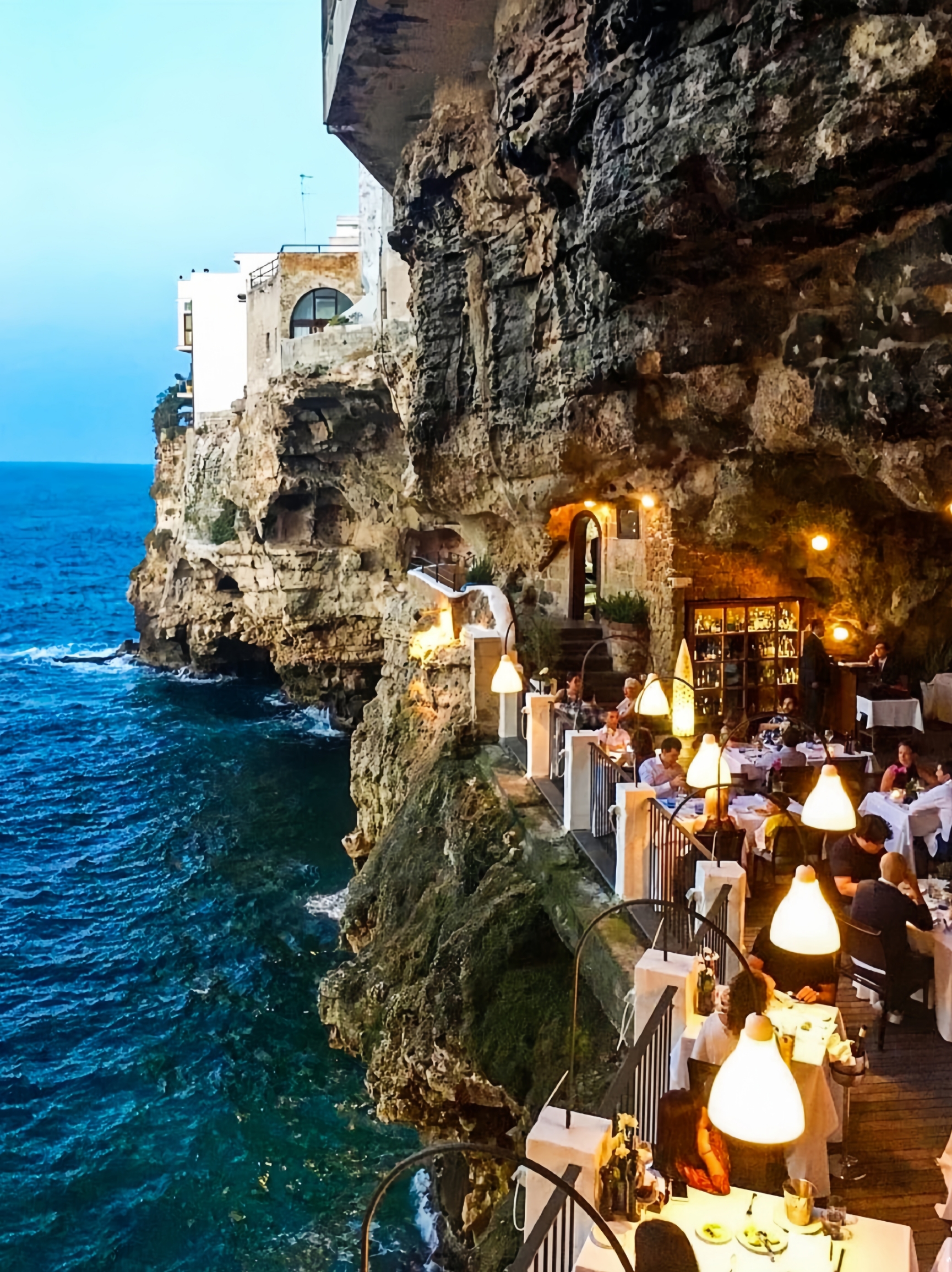 在悬崖上用餐是什么感觉❓意大利最有特色的溶洞餐厅