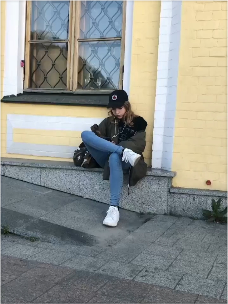 乌克兰街边的女孩