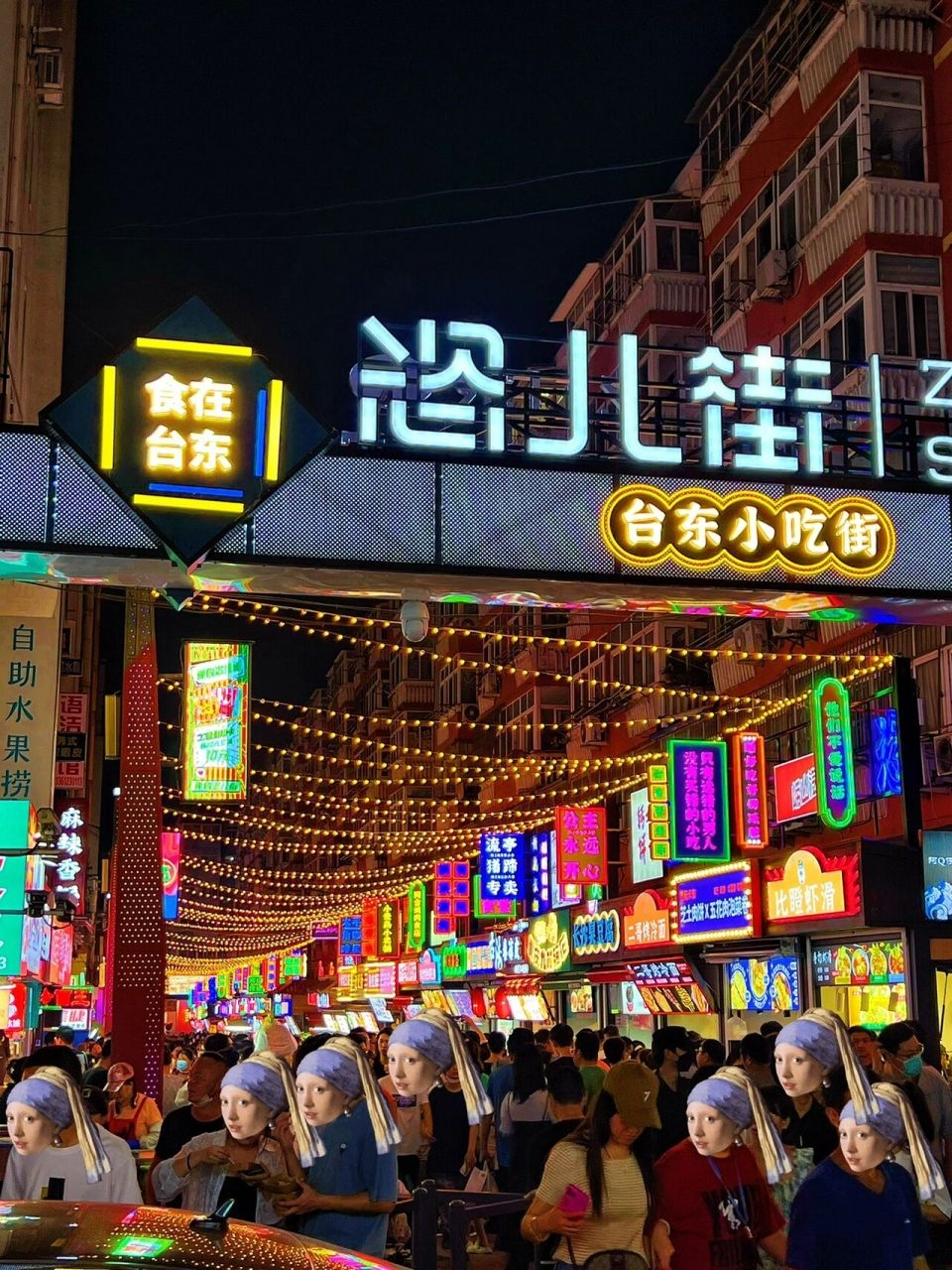 台北观光夜市是台北市的独特文化名片，吸引了无数游客。这些夜市集中展现了台湾的美食、文化和传统工艺。从