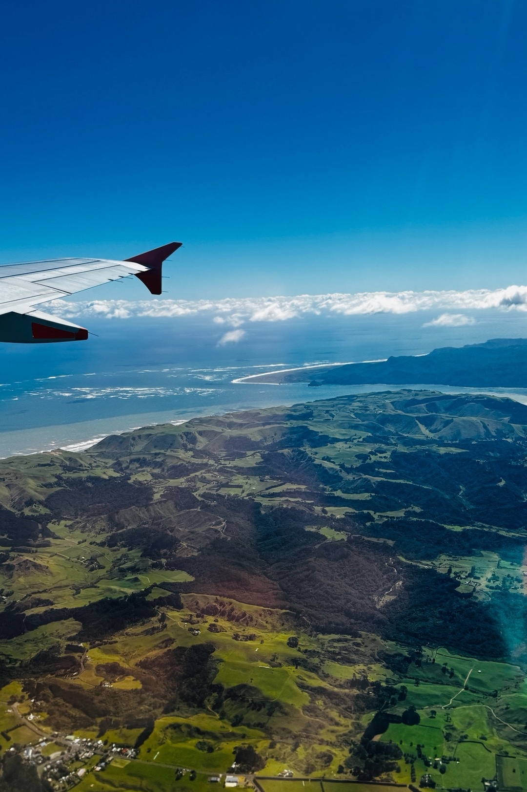 新西兰🇳🇿南岛 南岛比北岛面积稍大，但人口密度相对较低。地势以高山为主，特别是南阿尔卑斯山脉，最引人