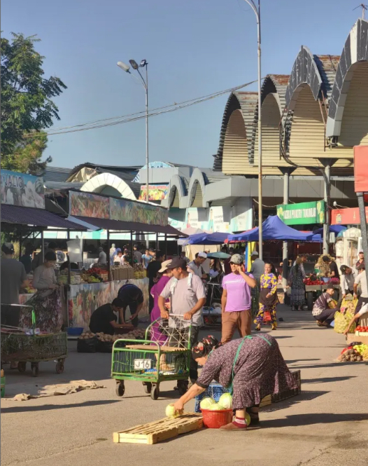 🍀楚苏市场（圆顶集市），又称圆顶巴扎，位于老城区的中心，是塔什干最著名的农贸市场。  楚苏集市，是塔