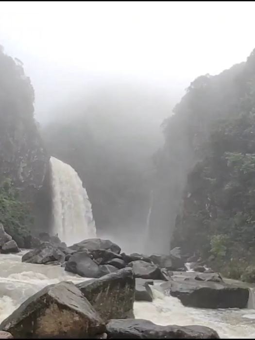 雨水的季节，当然是去听那声振屋瓦的瀑布声，感受一下大自然的威严。