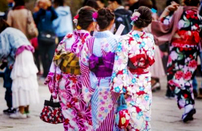 日本女人穿和服时，后背为何总有一个垫子