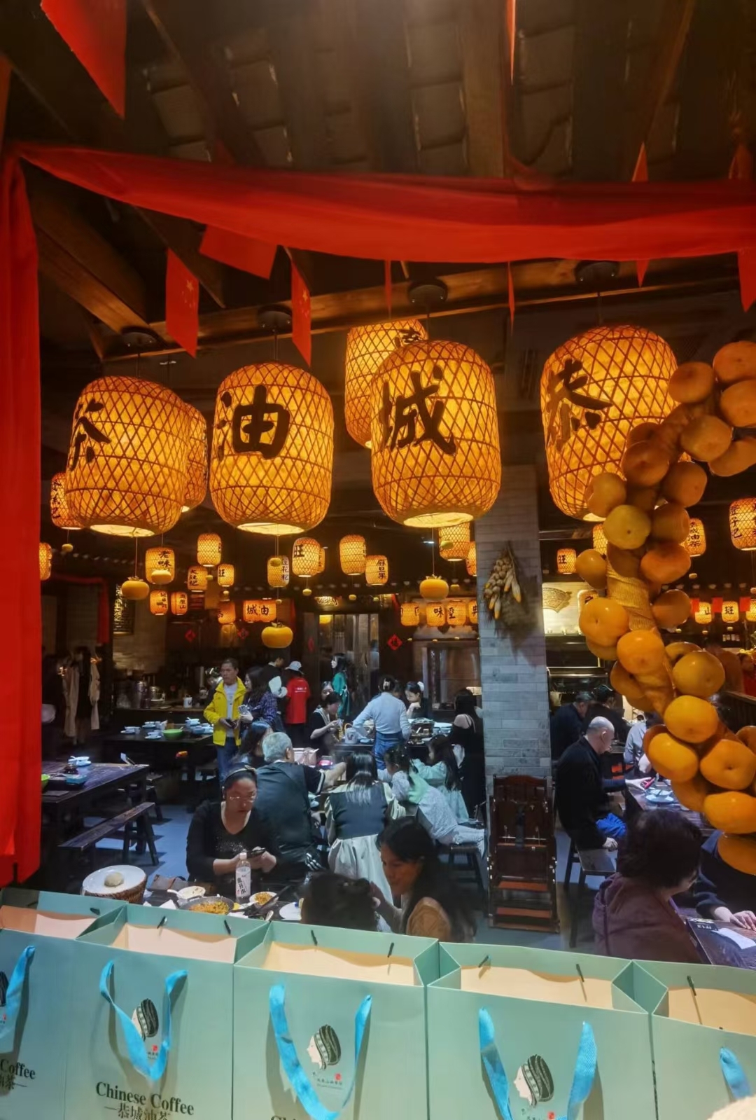 广西恭城这家宝藏餐厅，排队1个半小时才吃上，必点油茶。