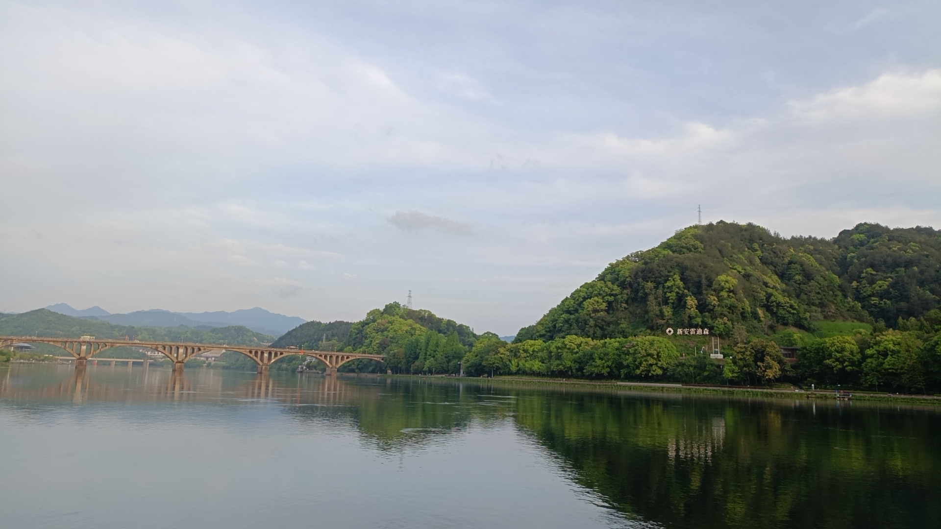 静美建德 先来到梅镇，阳春四月，天气阴晴交替，时而有细细的春雨落下，温度22上下，无风，温润刚刚好。