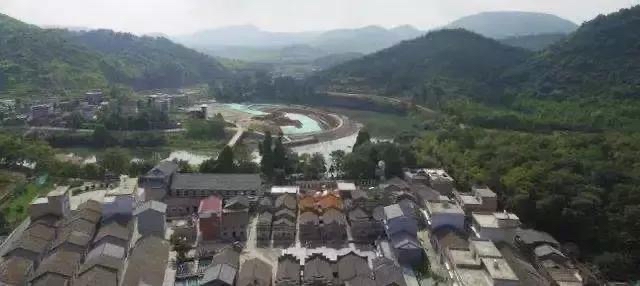 龙归坪古村位于临武县汾市镇南面，建村已有400多年历史。古村三面被武水河环绕，河阔水深，是一个天然优