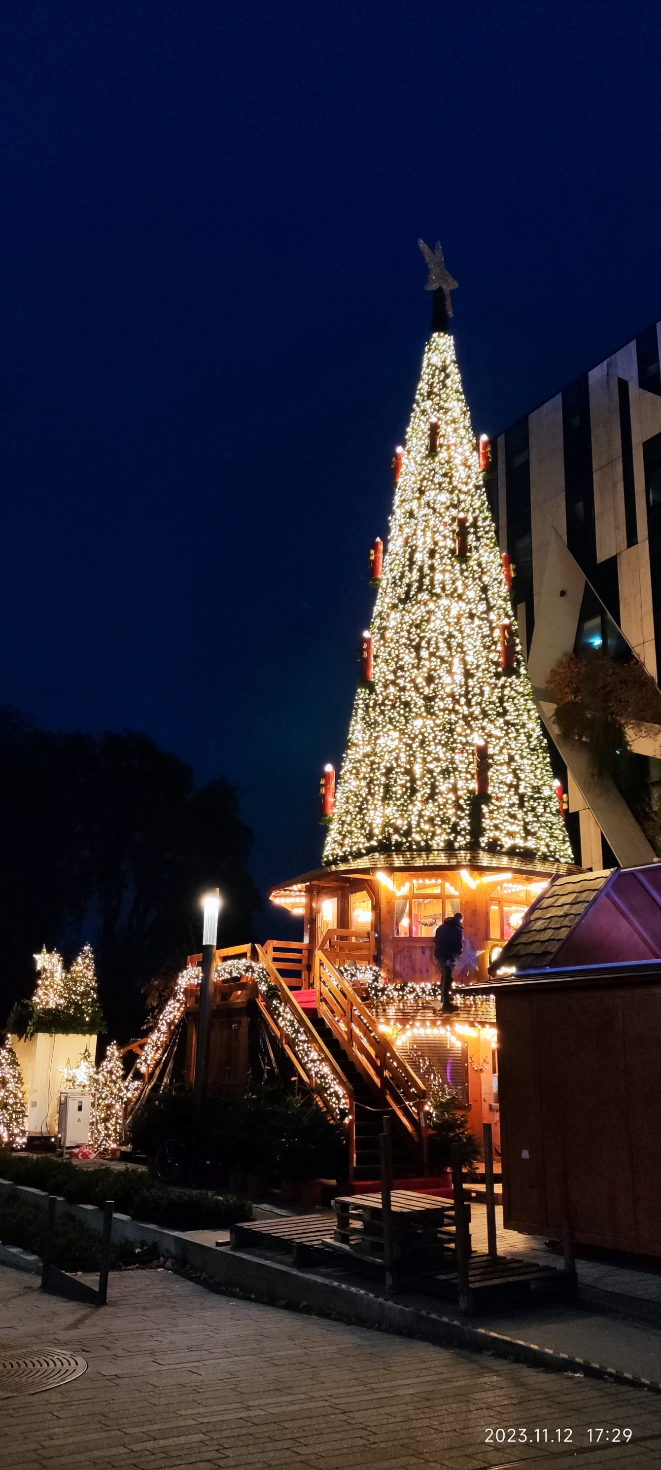 德国人特别喜欢圣诞节，这不，才11月中旬就开始有圣诞市集了。杜塞尔多夫夜景不错吧。