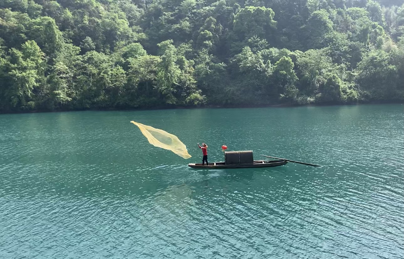 青山绿水，鸟语花香，一䈾小船，湖中抛网，鱼儿满仓