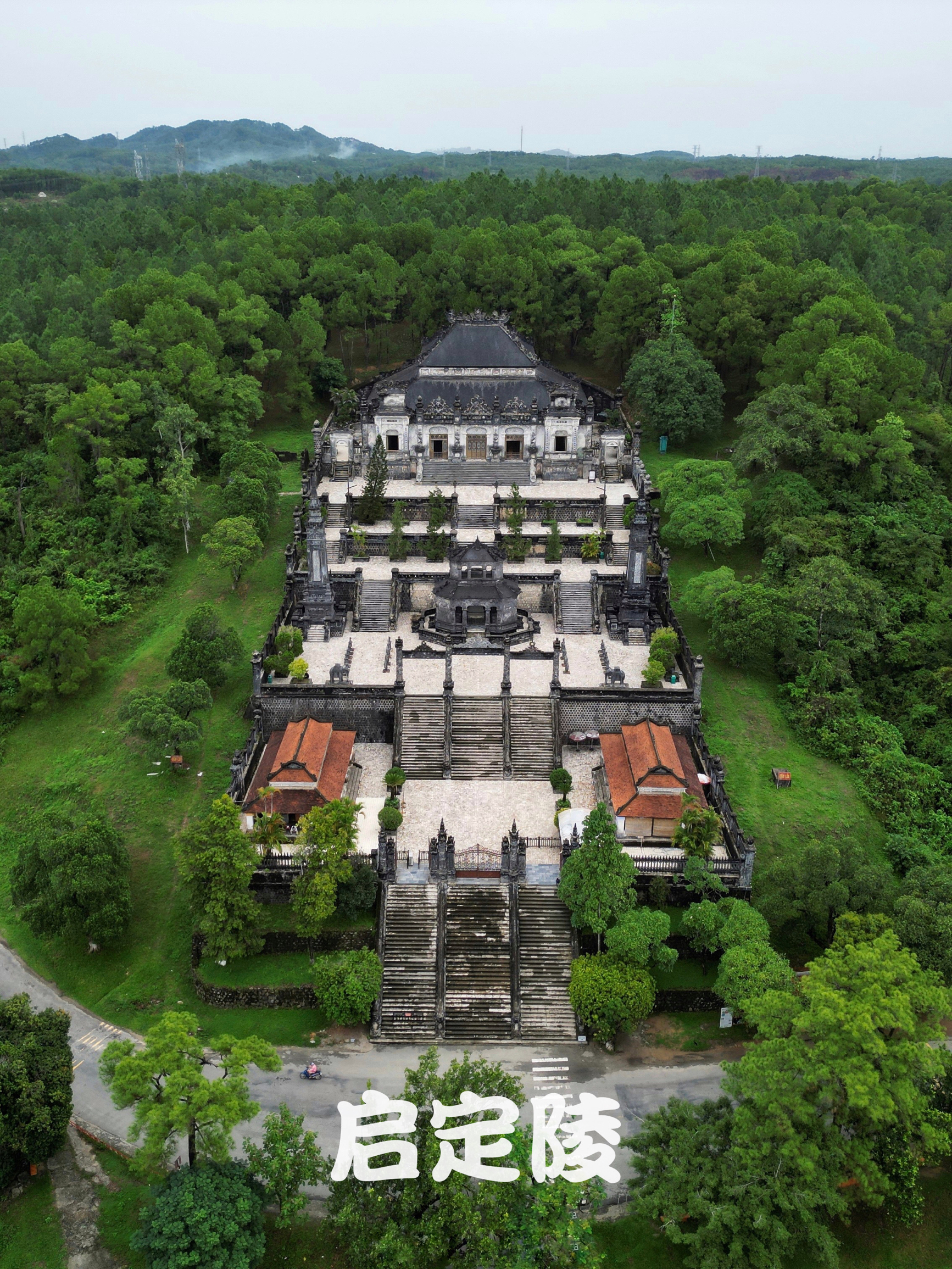 越南旅游｜顺化启定陵-你见过用瓷器做的宫殿吗？
