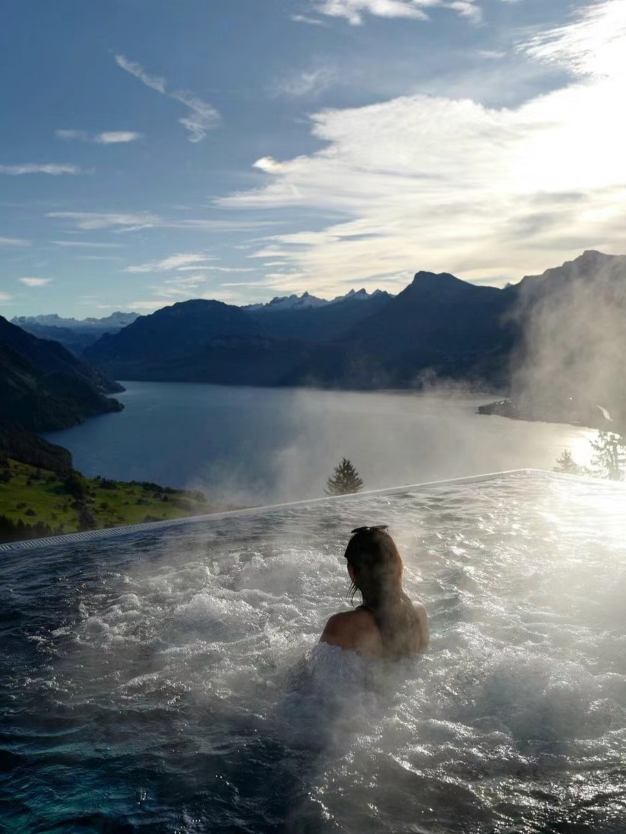 瑞士顶级神仙酒店，隐世仙境  酒店坐落于比尔根山间 琉森湖环绕视野绝佳 被评为世界十大必住酒店之一 