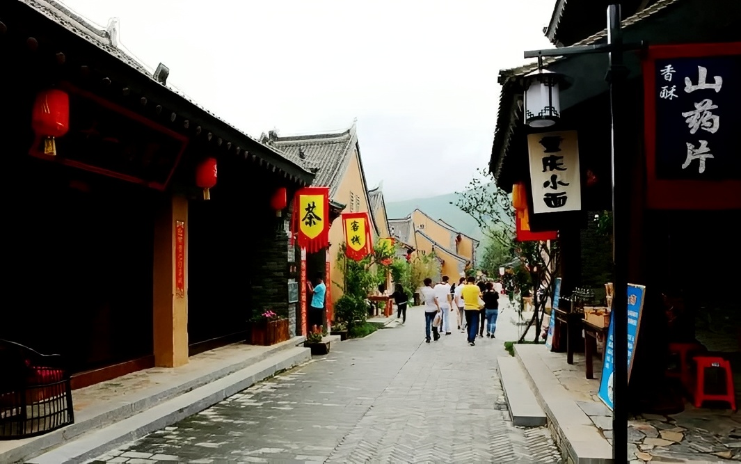 棣花古镇是贾平凹小说《秦腔》的原型实景地，清风老街就在于此。 景区位于丹凤县城西15公里处，曾是“北