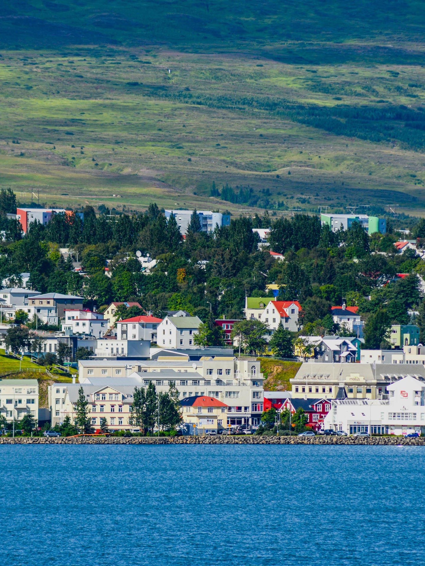 冰岛第二大城市，小巧而精致