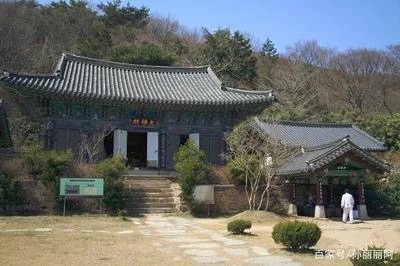 云住寺或称运舟寺，是一座位于大韩民国光州广域直辖市和顺郡的佛教寺庙，由道诜国师建于新罗末期。它是一座