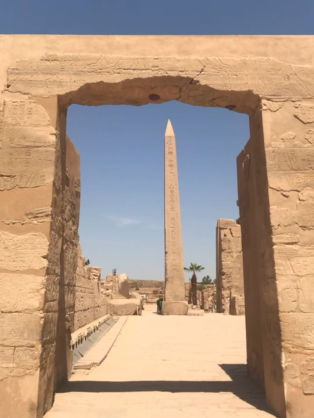 卡纳克 （Karnak）神庙因其浩大的规模而扬名世界，它是地球上最大的用柱子支撑的寺庙。卡纳克神殿的