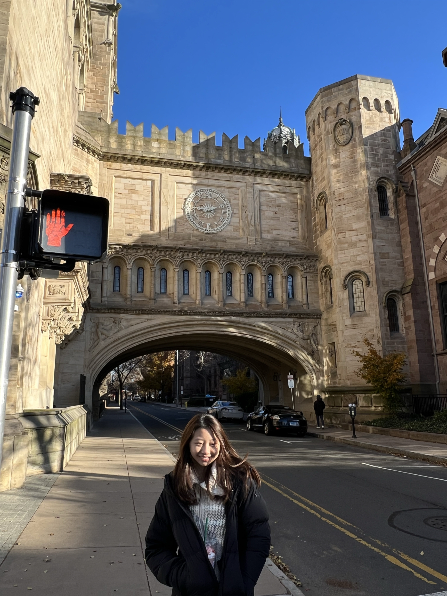 酒店位置离开YALE大学很近，学术氛围很浓，各种族裔人群较多。酒店周围300米左右有超市，酒店停车2