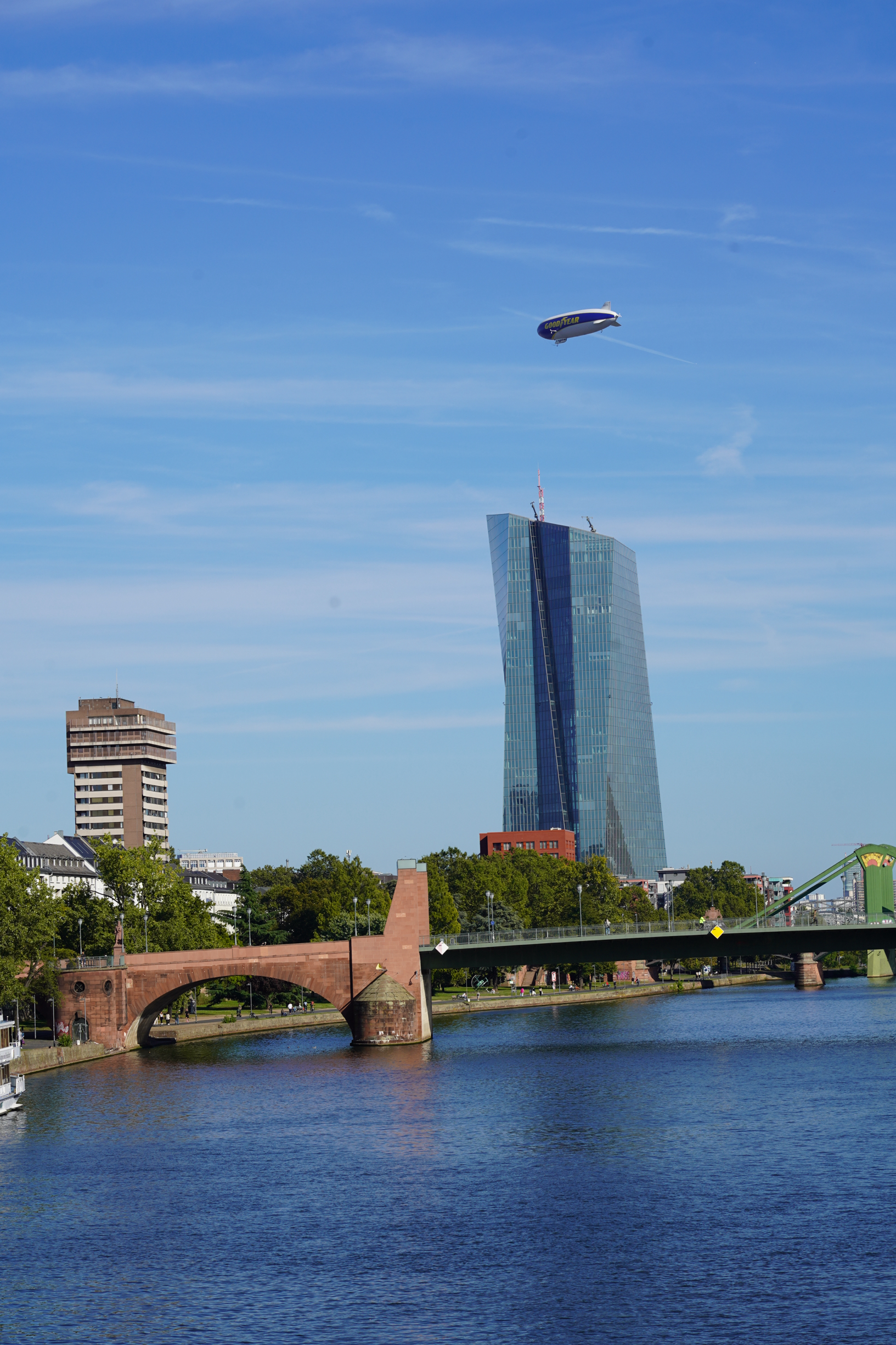 美因河是莱茵河的支流，被称作法兰克福的母亲河。  城市地标铁桥横跨美茵河，连接法兰克福的南岸老城区和