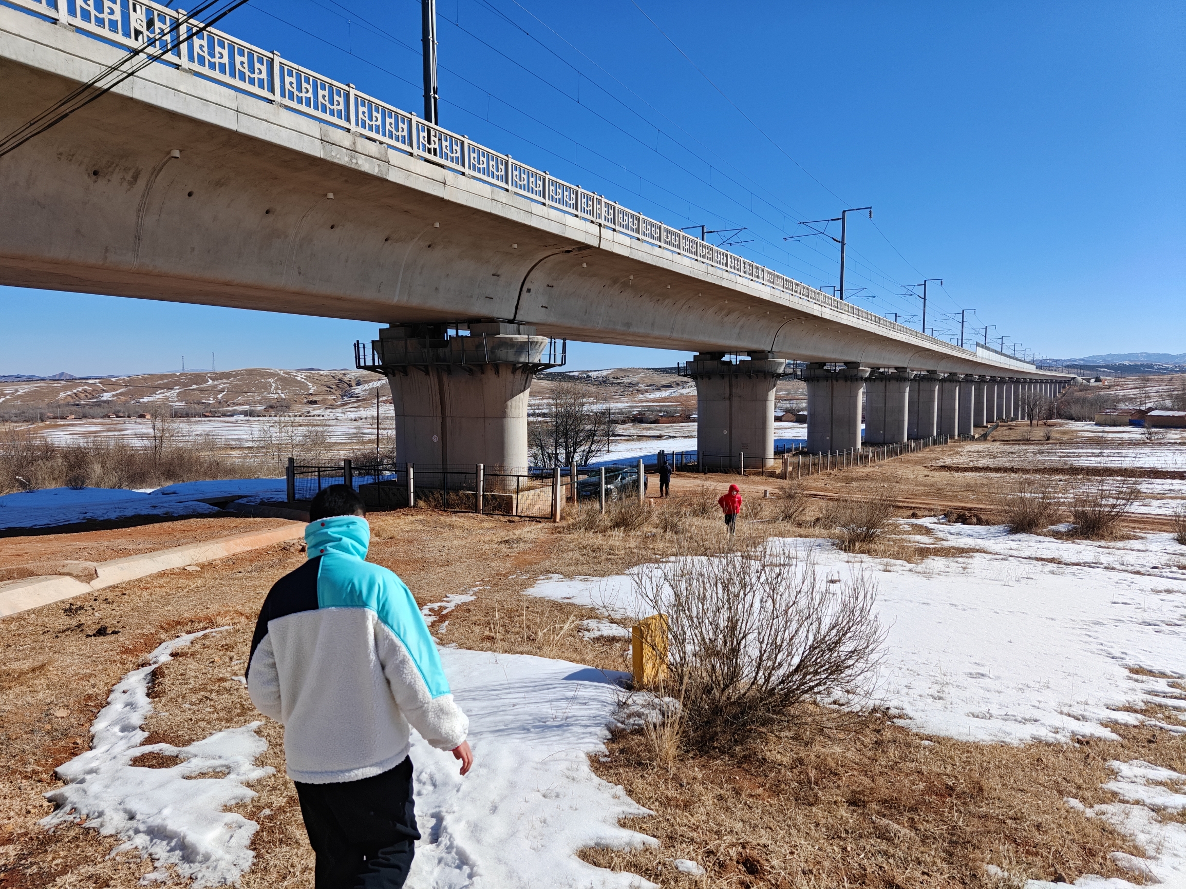 带娃回内蒙古，蓝天，白雪，黄土地；祖辈生活的地方建起了高铁高架桥；回家的感觉真好。