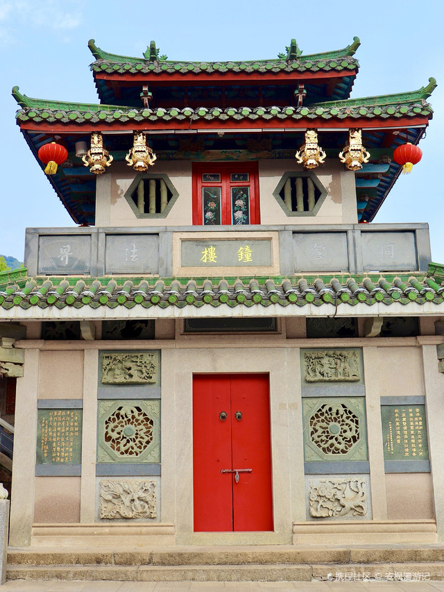 这里位于是福建漳州的千年古刹,著名的闽南佛国三平寺