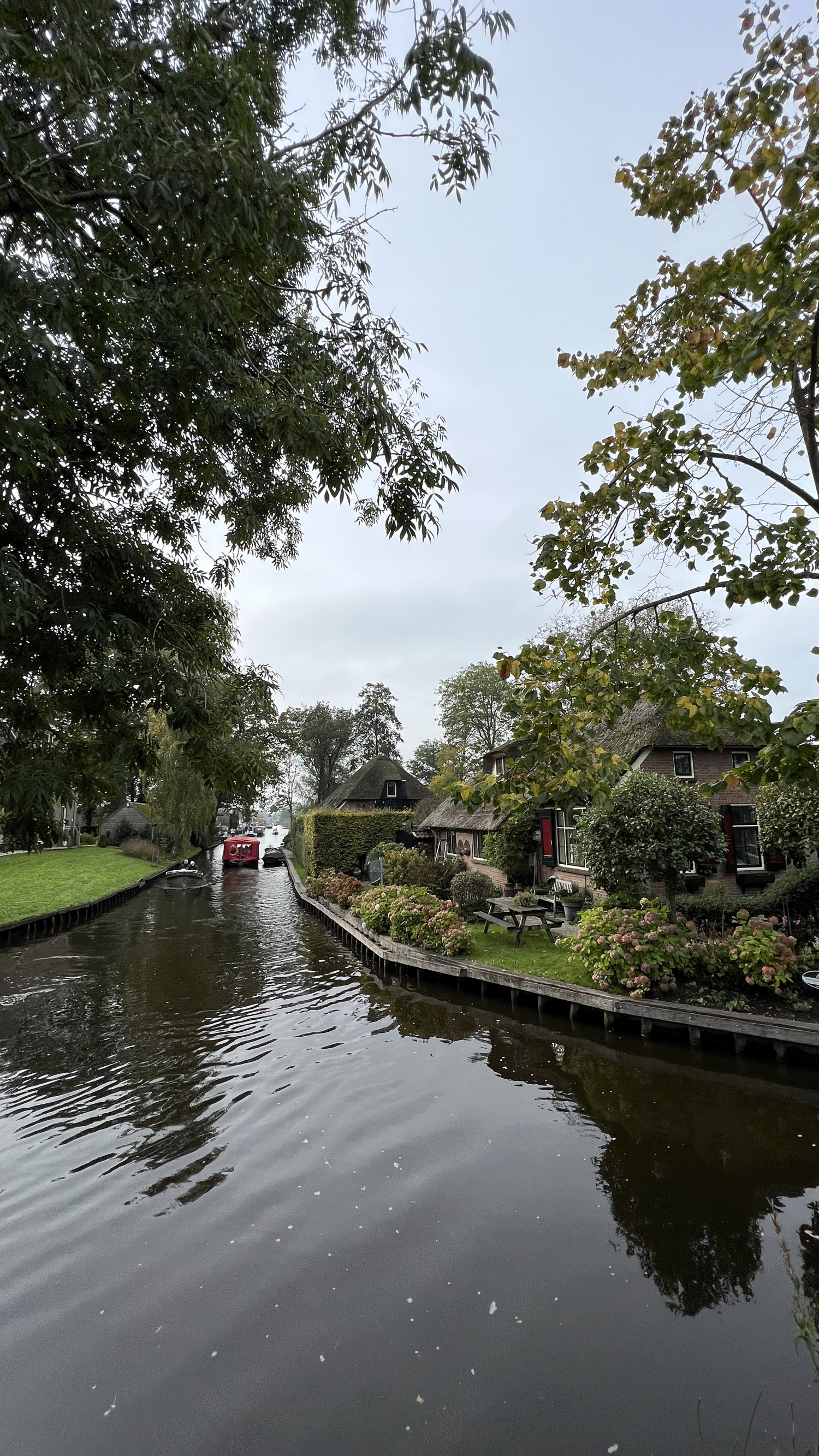 羊角村 Giethoorn，是个小村庄，它被称为“绿色威尼斯” 位于荷兰东北的威登自然保护区，可船游