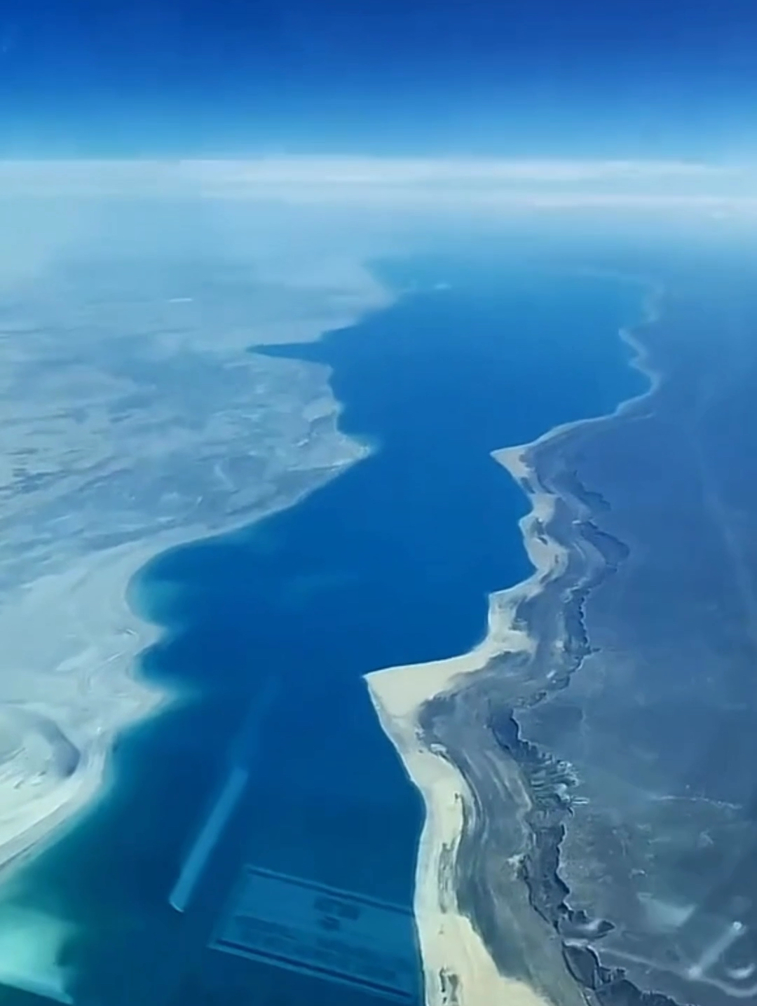 咸海（中亚之泪）位于中亚的哈萨克斯坦和乌兹别克斯坦交界处