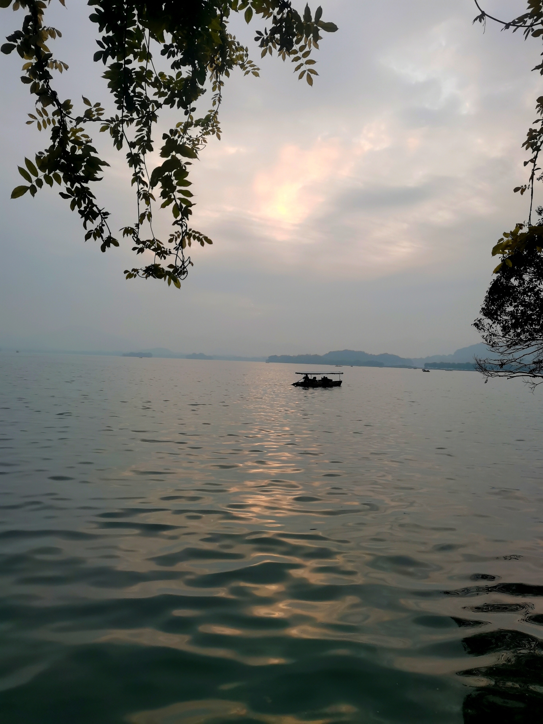 杭州西湖是中国著名的旅游胜地，以其优美的自然风光和悠久的历史文化而闻名于世。强烈推荐去游玩，以下是对