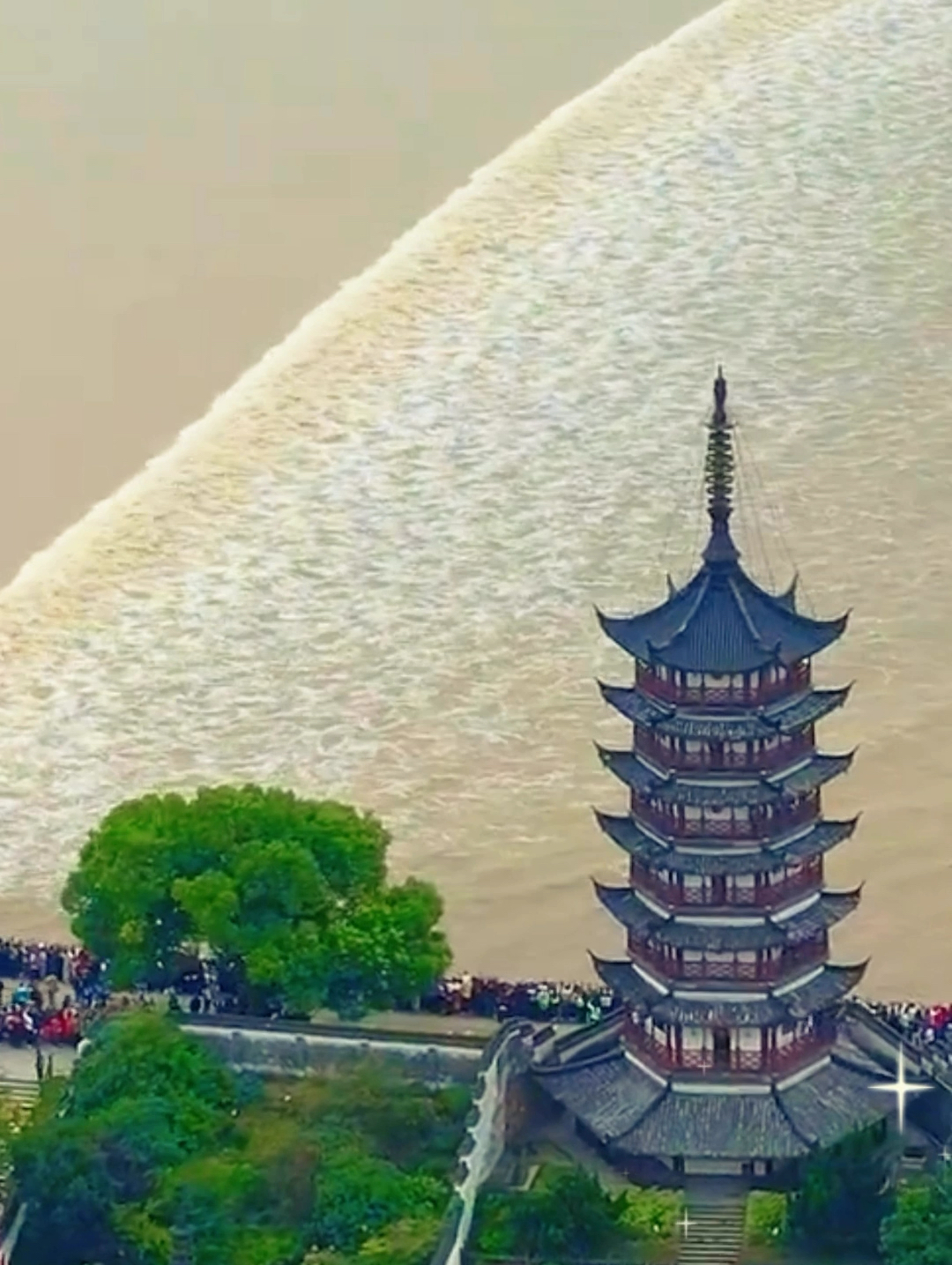钱塘江大潮是世界一大自然奇观犹如一个千军万马奋腾奔来
