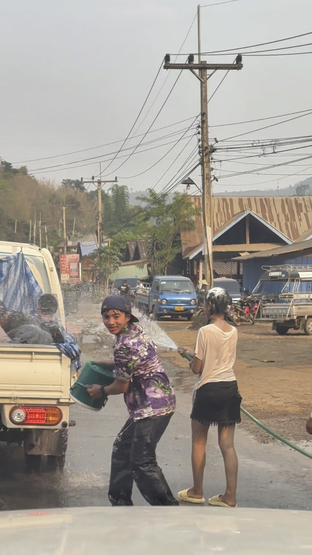 来看看老挝的泼水节！