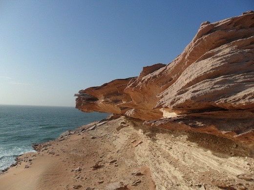 白角 是非洲 大陆上突出的一个角，因为岩石呈白色被称为“白角 ”，也是毛塔和西撒哈拉国的一个分界点。