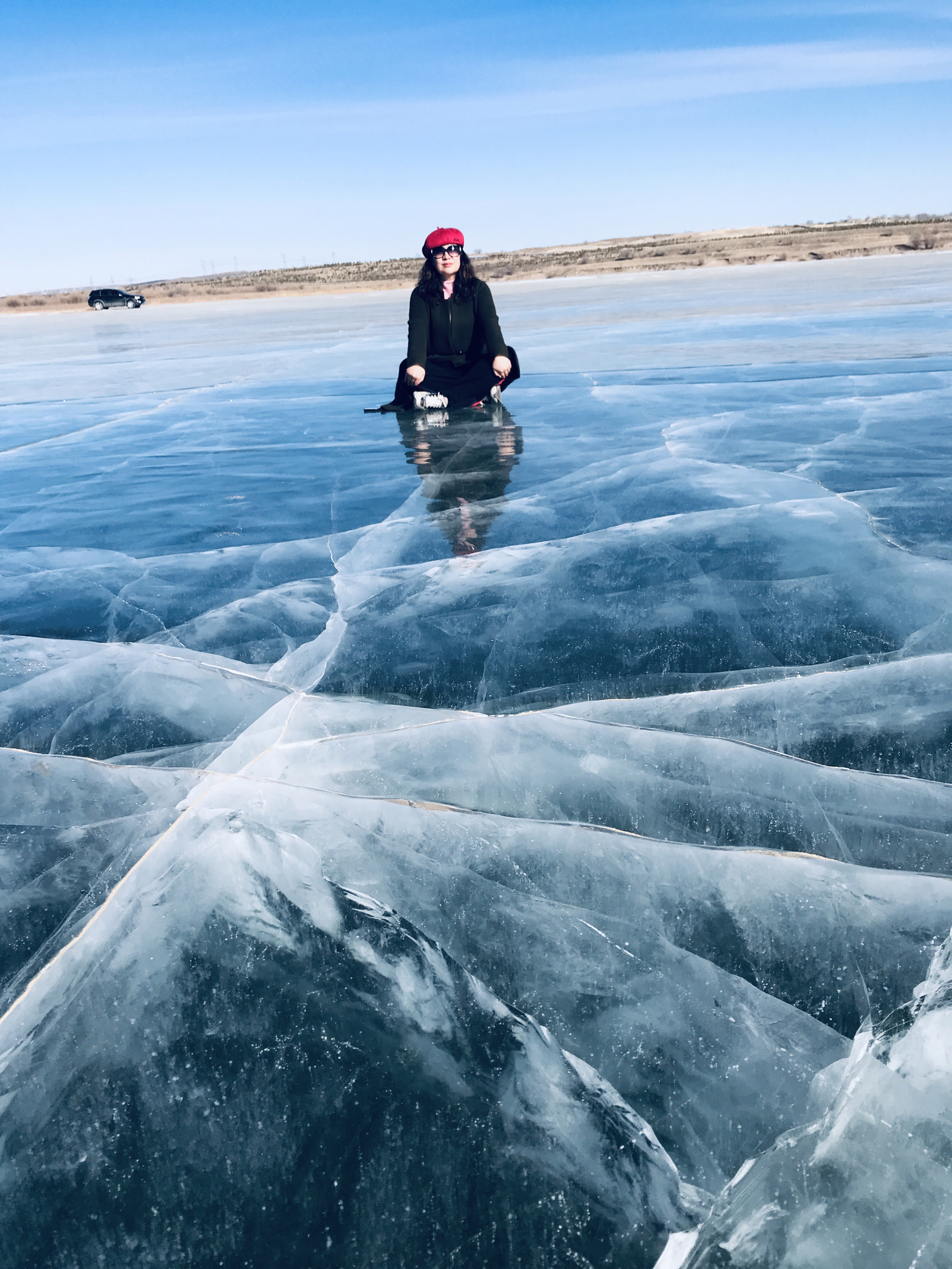 多伦湖的冬天，冰冻三尺，车子可以在上边随便开，晶莹剔透的冰层，在蓝天的映衬下格外明亮