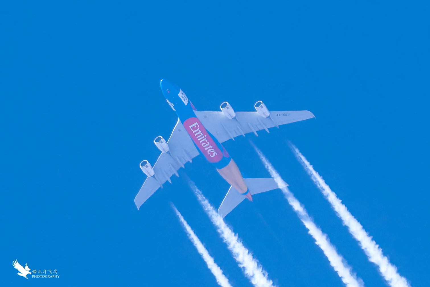 蓝天下飞行的空客A380大型宽体客机（阿联酋航空）