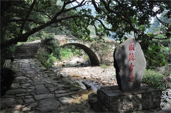瑶里古镇，位于江西省景德镇市浮梁县东北端，海拔多在600到900米之间，始建于西汉末年，被列入中国自