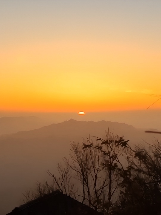 河南洛阳老君山的浪漫日出