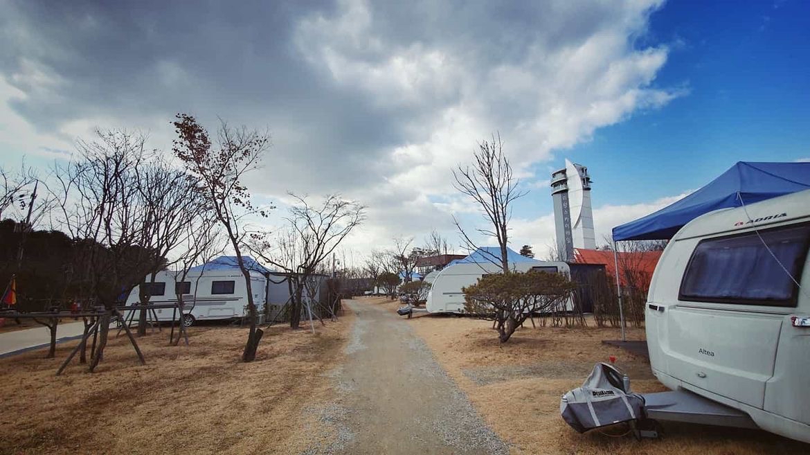 在韩国京畿道的一个安静的角落，有一个被大自然拥抱的地方，那就是왕송호수캠핑장（王松湖露营地）。这个地
