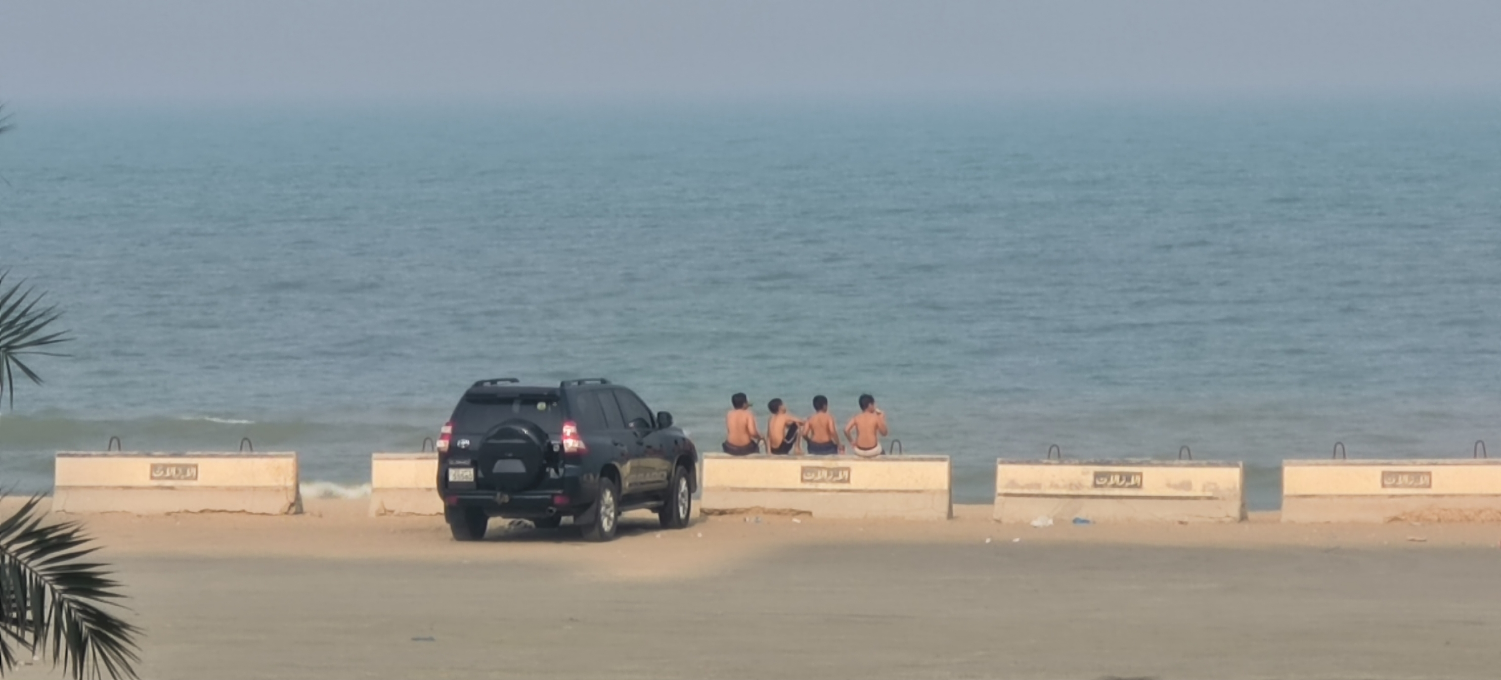 科威特曼卡夫海滩，Al kout beach酒店就在此，属于比较好的海滩，游人如织，夏天来得太早，很