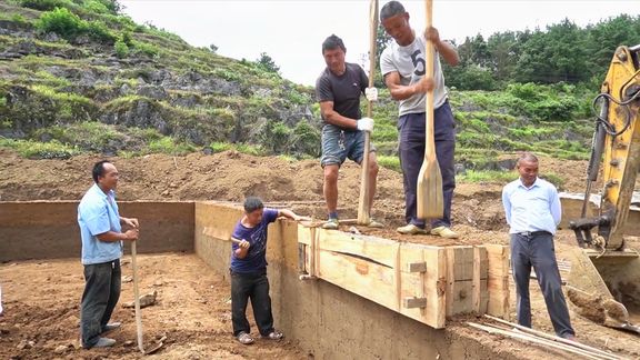 贵州大山里，村民传统古法造泥房子