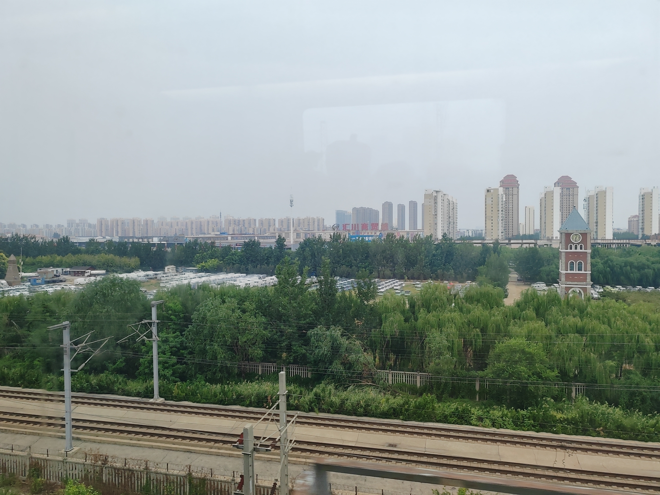 武清站高铁沿途风景，绿化很好，远方的城市看上去也很不错。
