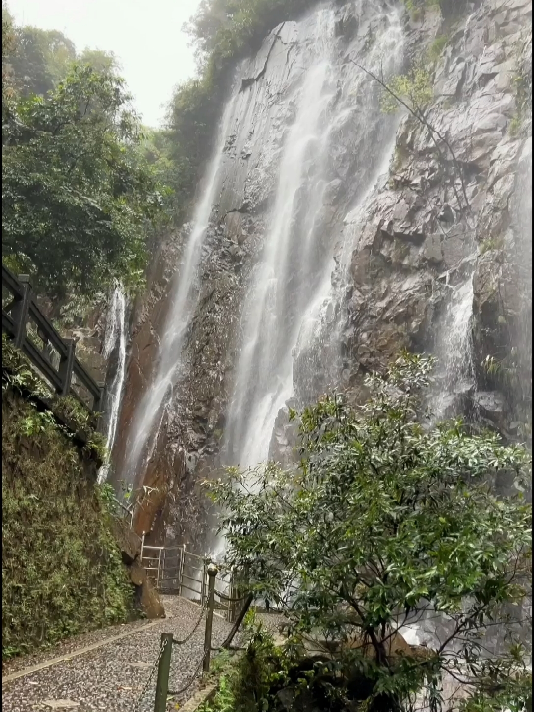 没想到在肇庆四会奇石河隐藏了一个这么壮观的瀑布