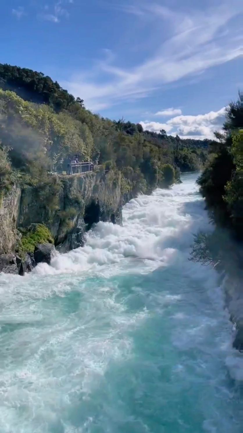 世界上最碧蓝的瀑布就在陶波湖胡卡瀑布