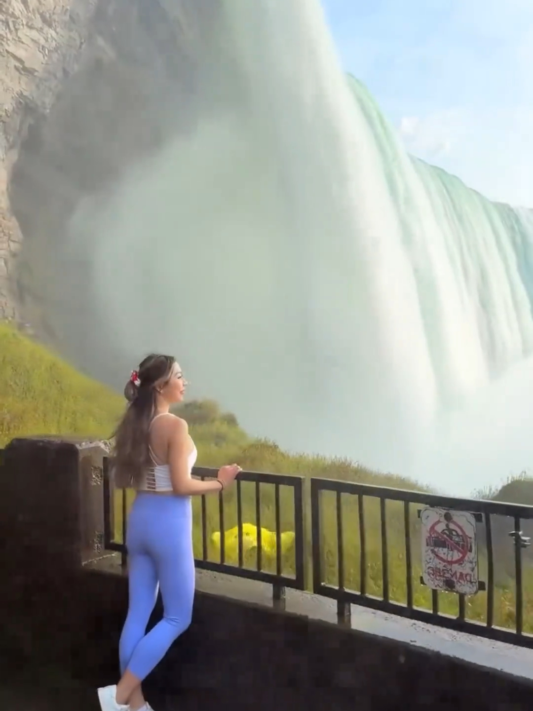 被眼前这一幕震撼到了！尼亚加拉瀑布是世界上最大的瀑布之一，太壮观了！